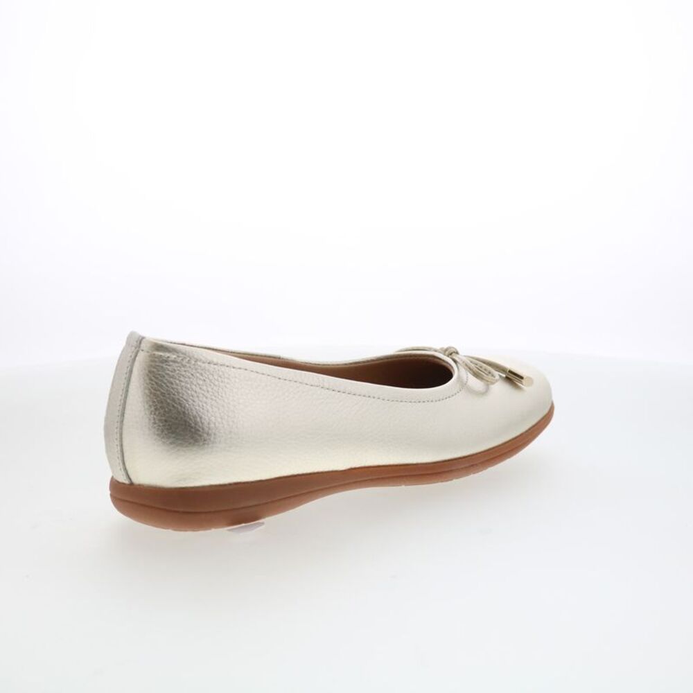 Trotters Womens Dellis Silver Shoes (NWT) - Picture 7 of 7